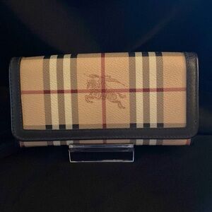 Beautiful Burberry wallet with Box and Original Paperwork